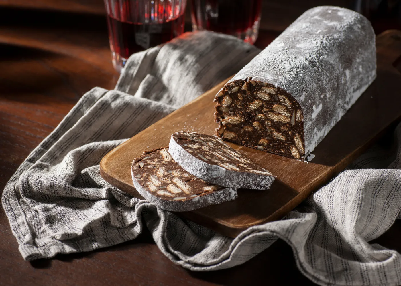 Chokoladepølse med kiks og nødder - en dessert, der er kendt fra barndommen. Opskrift til at lave den derhjemme