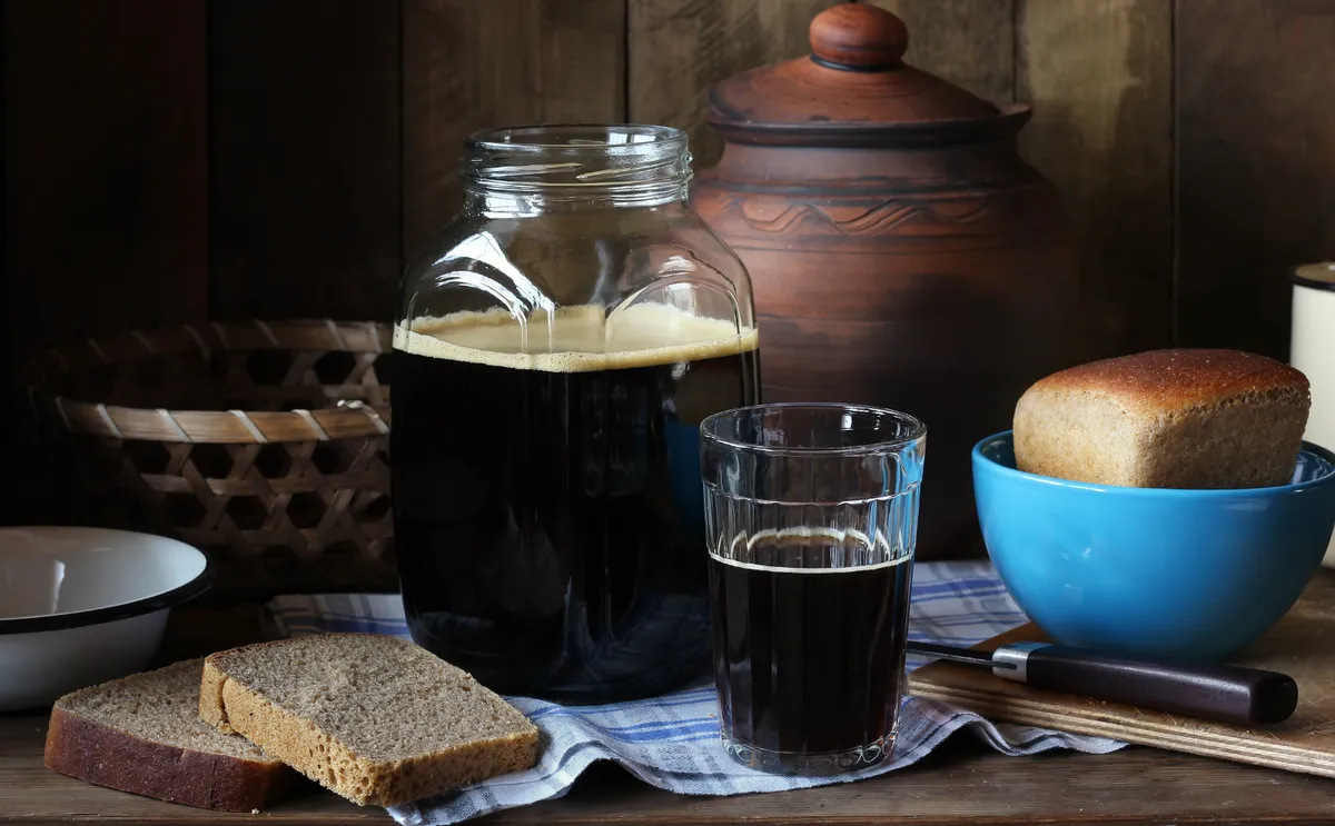 Hjemmelavet kvass er en nem måde at tilberede en drink med smagen af ​​din sovjetiske barndom