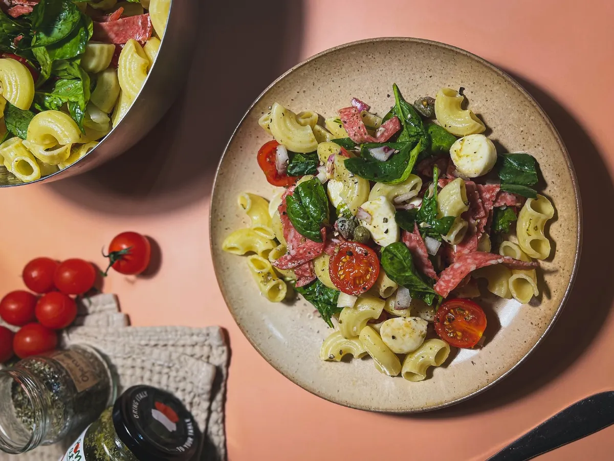 Italiensk salat med pasta og salami