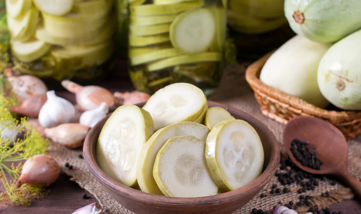 Jeg laver mange krukker, men alt er spist inden nytår. En simpel opskrift på lækker syltet zucchini til vinteren