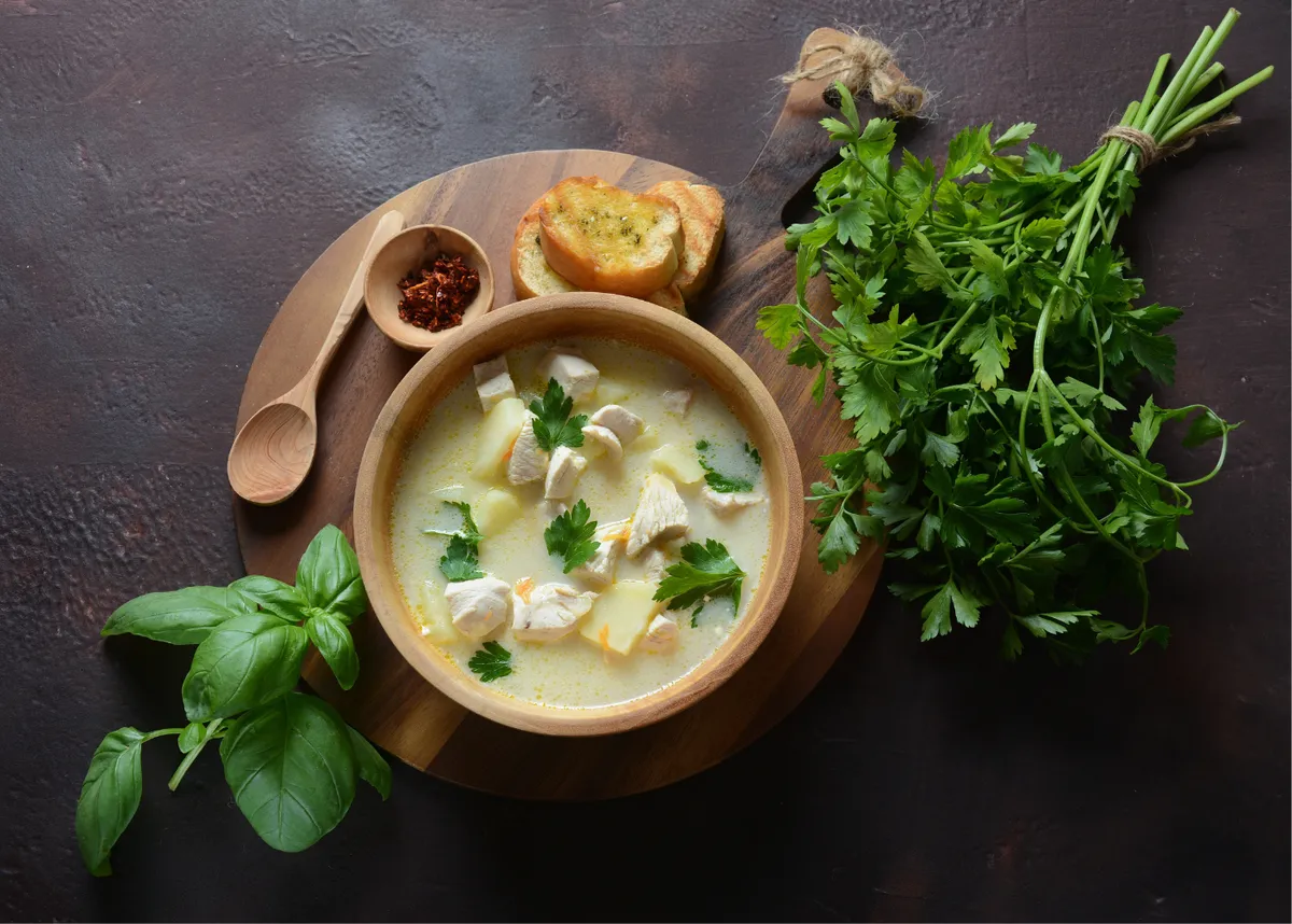 Kartoffelmælkssuppe med kylling er det perfekte måltid til kølige aftener