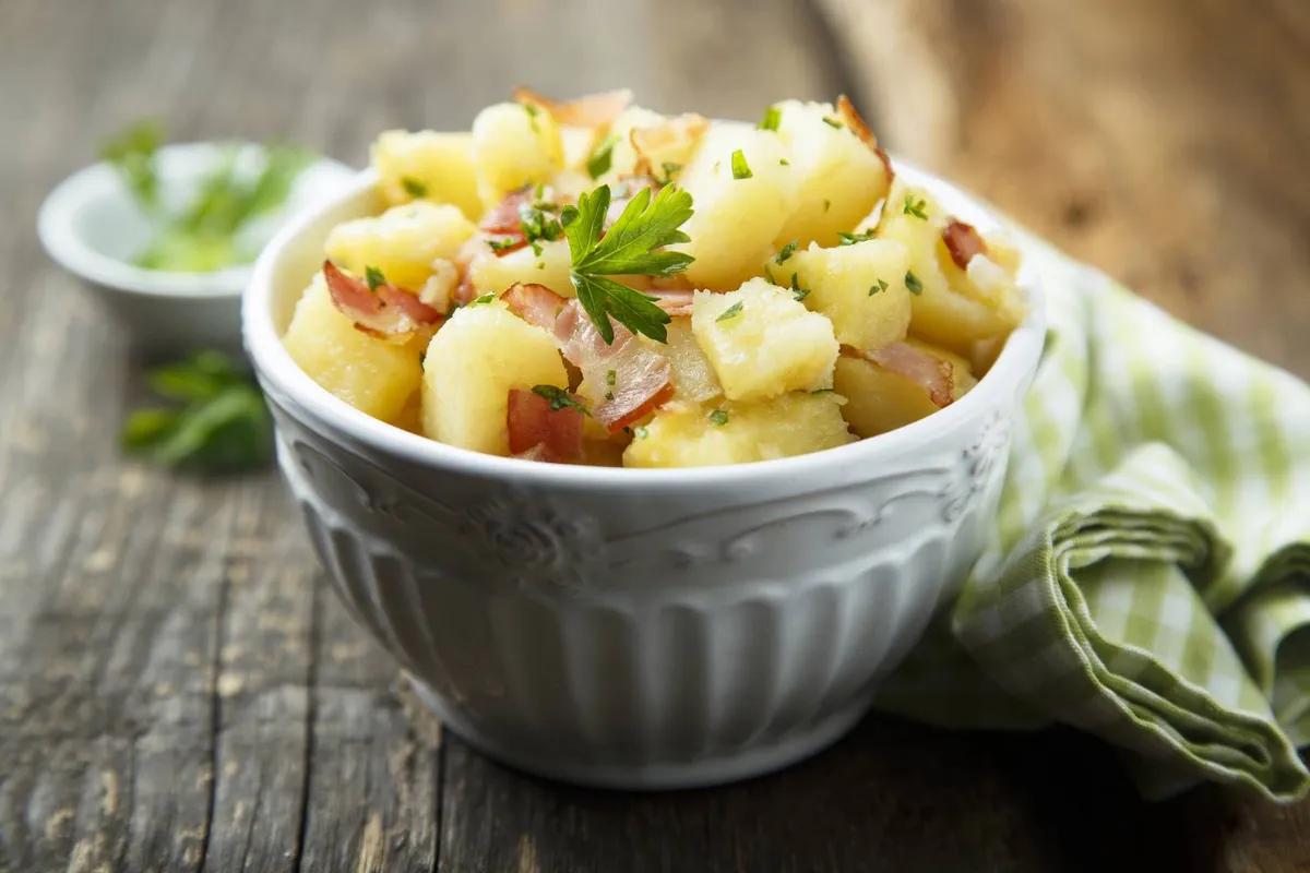 Kartoffelsalat med citronagurker og persillepesto