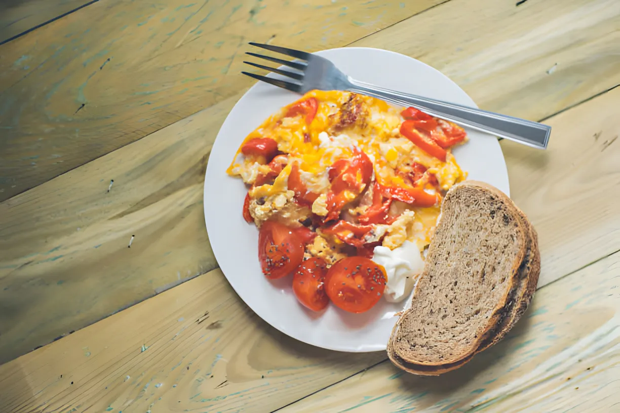 Luftig omeletopskrift med røgede pølser og tomattoast