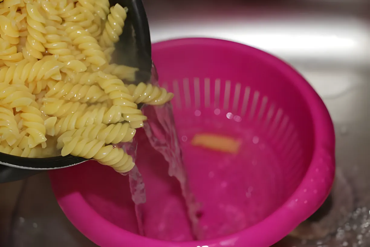 Må de fleste mennesker dræne pasta vand forkert? Disse 2 life hacks med en dørslag og uden vil forenkle livet