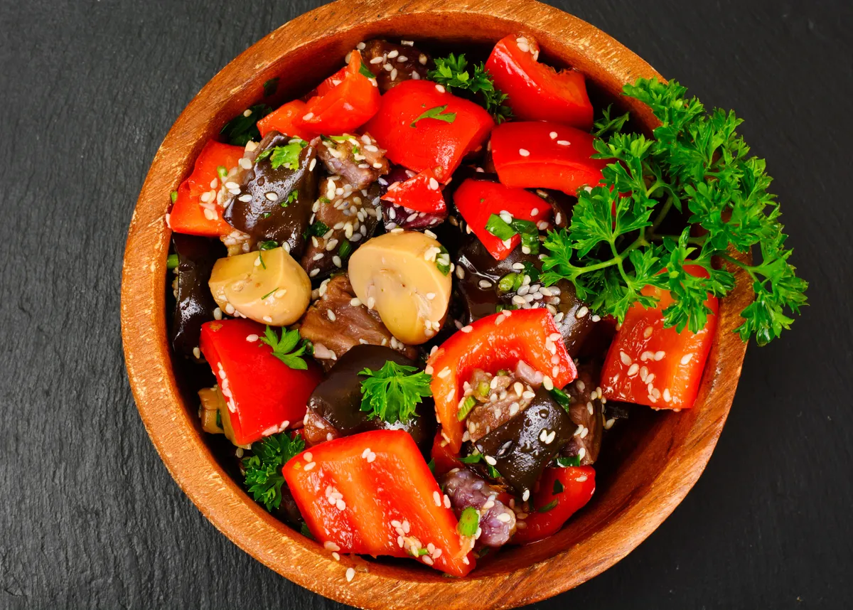 Min opdagelse denne sommer Fantastisk aubergine- og peberfrugtsalat med en usædvanlig tomatdressing