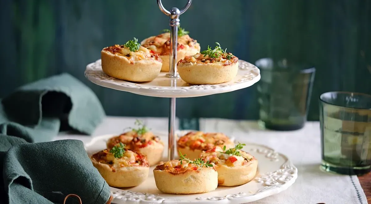 Mini-quiche med krabbesticks og forårsløg