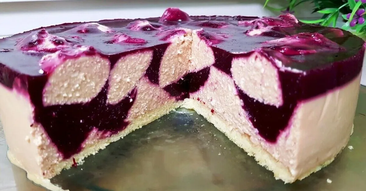 Mousse-kage med gelé og svampekage