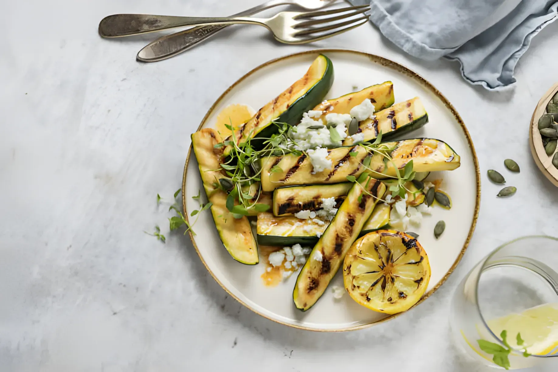 Ny og meget velsmagende opskrift fra courgetter, som formåede at overraske mig: min kone sagde endda, at det er muligt at servere en sådan skål på en ferie, jeg deler den