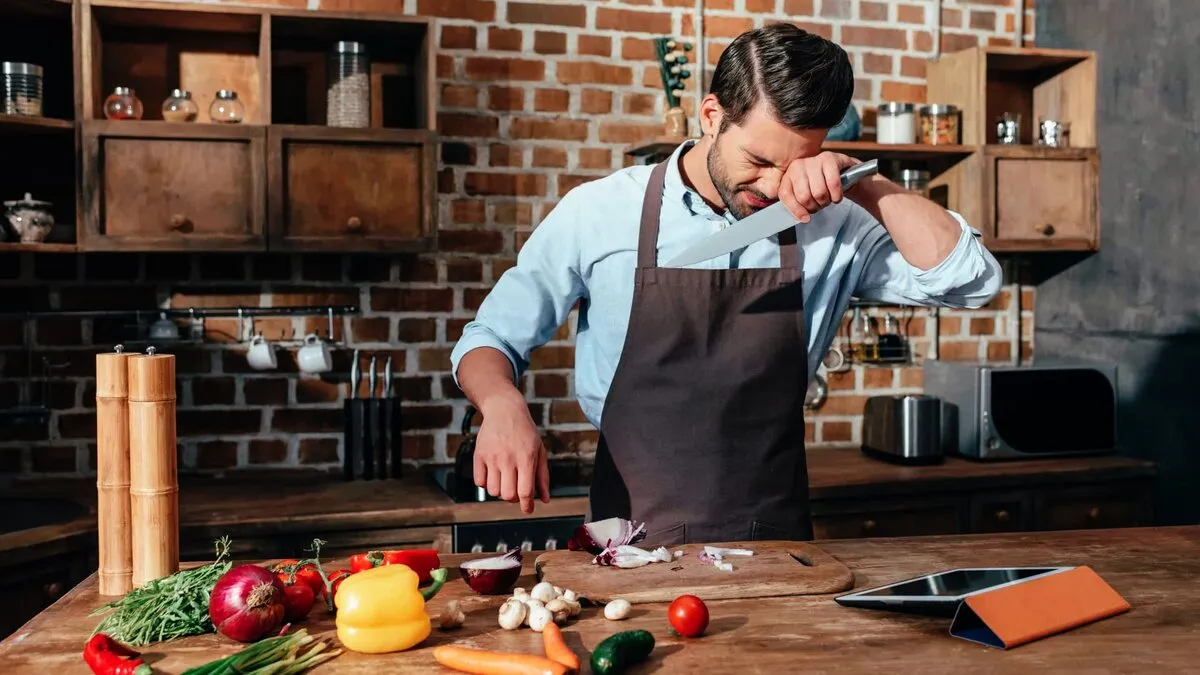 Onion Life Hacks: 2 enkle metoder, der vil ændre den måde, du tænker på at skære løg på