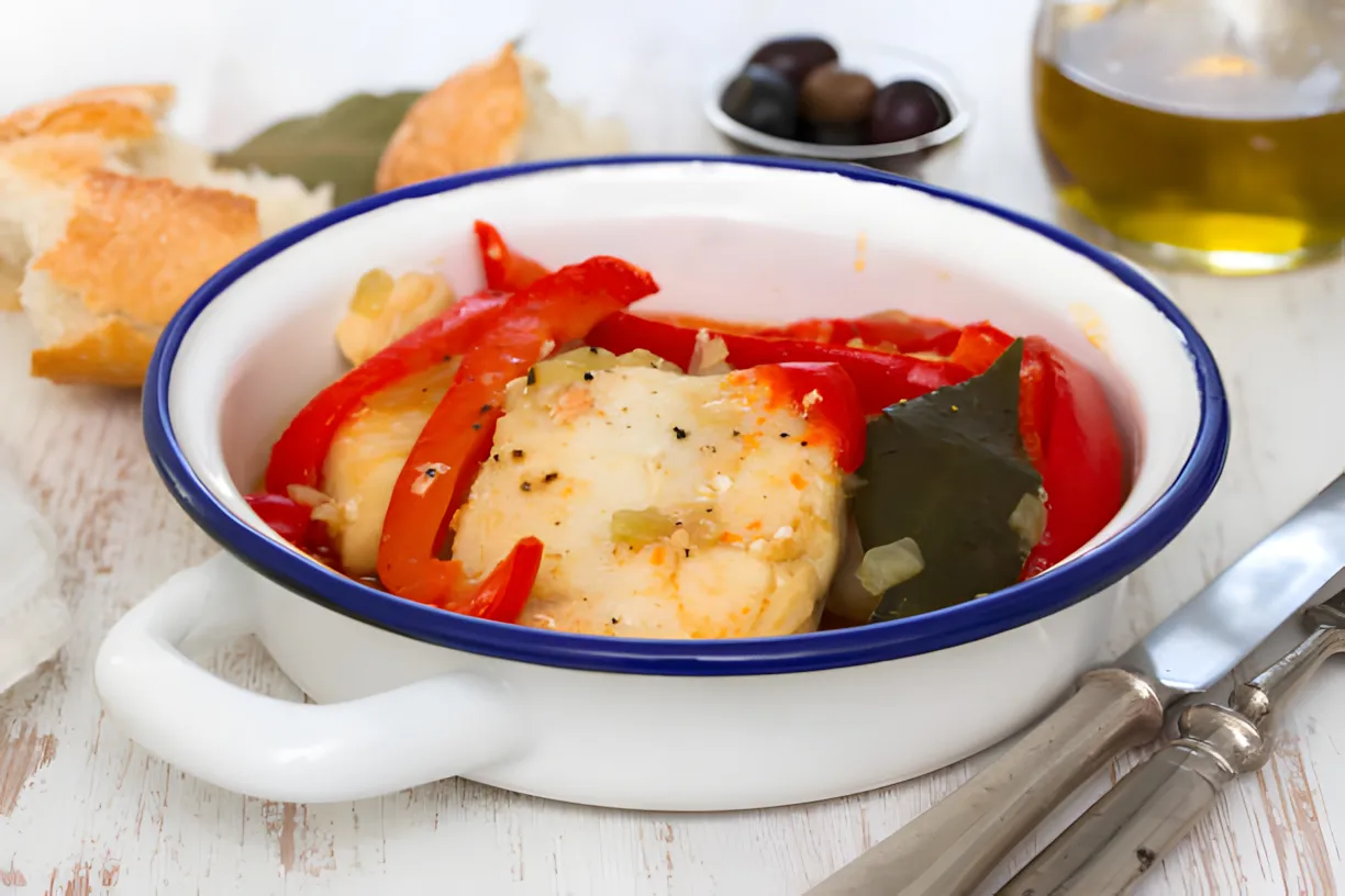 Opskrift på hvid fiskestuvning med marinara-sauce og tomatcroutoner