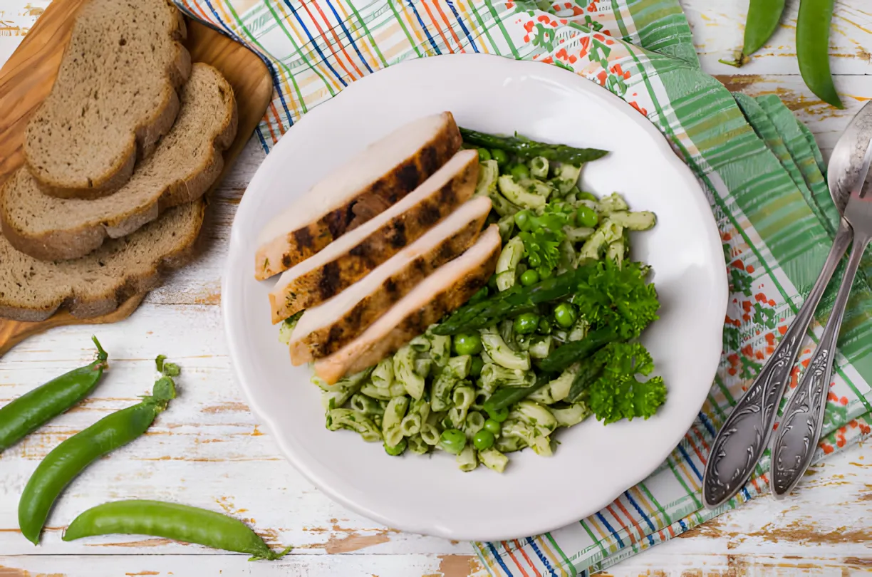 Opskrift på kalkunbøffer med grøntsager og cremet pesto