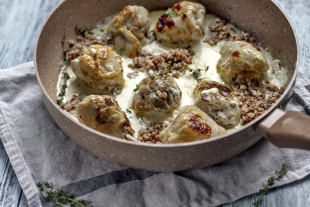 Opskrift på sprød kylling i creme fraiche-sauce med hvidløg, timian og boghvede