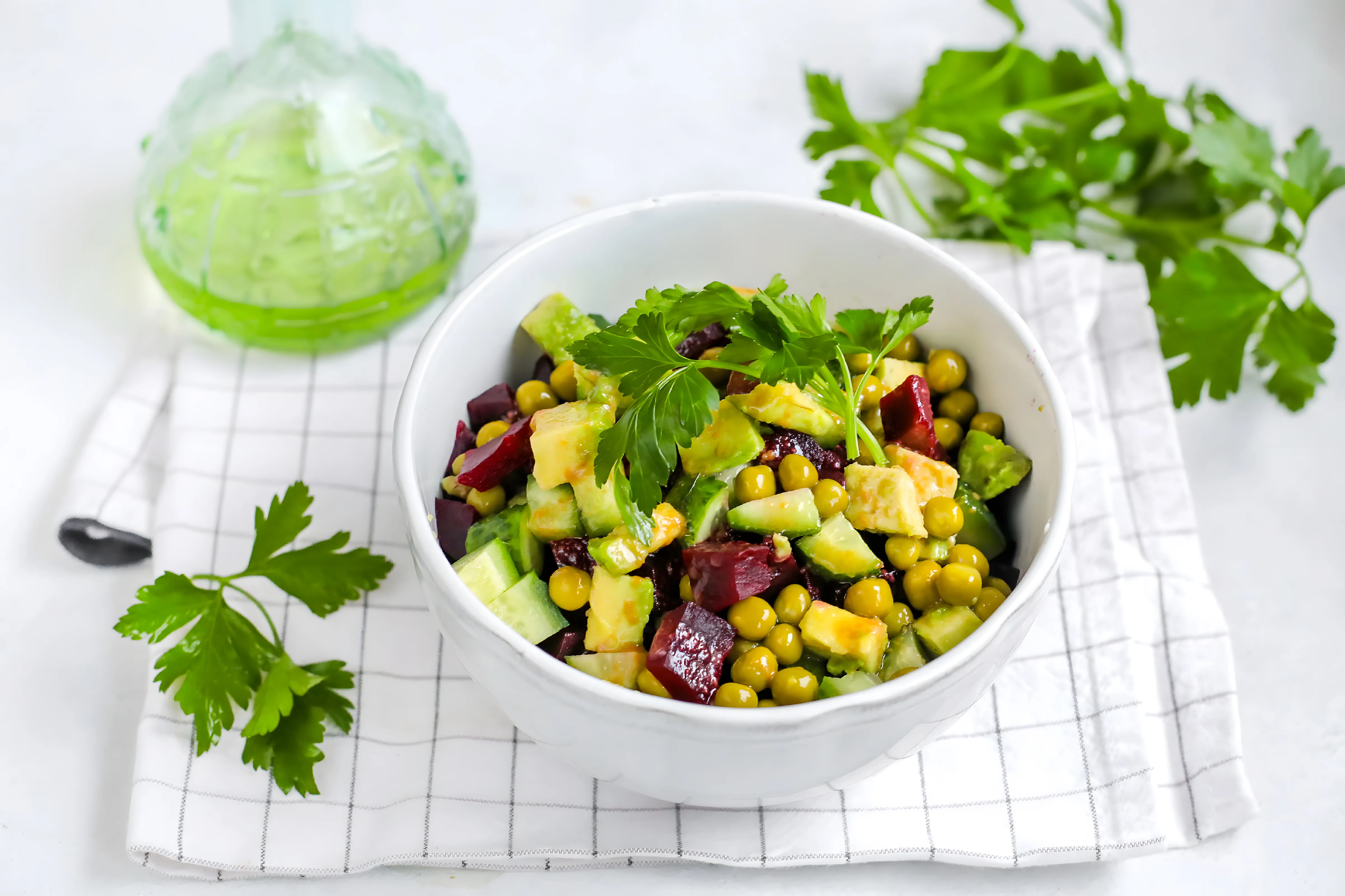 Opskrift på vinaigrette med avocado, saltede agurker og sennepsdressing