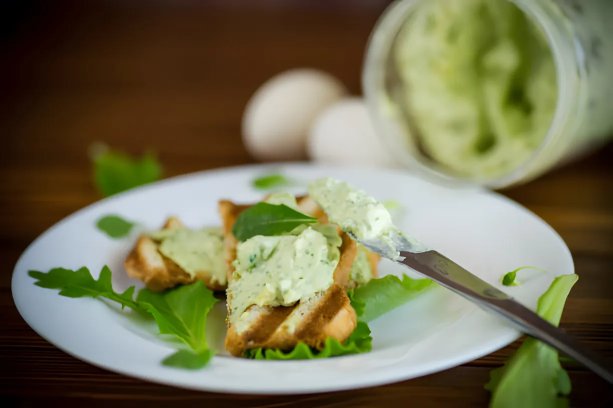 Ostemasse med urter til sandwich: tilberedt på 5 minutter (hurtig, nem, fra enkle produkter)