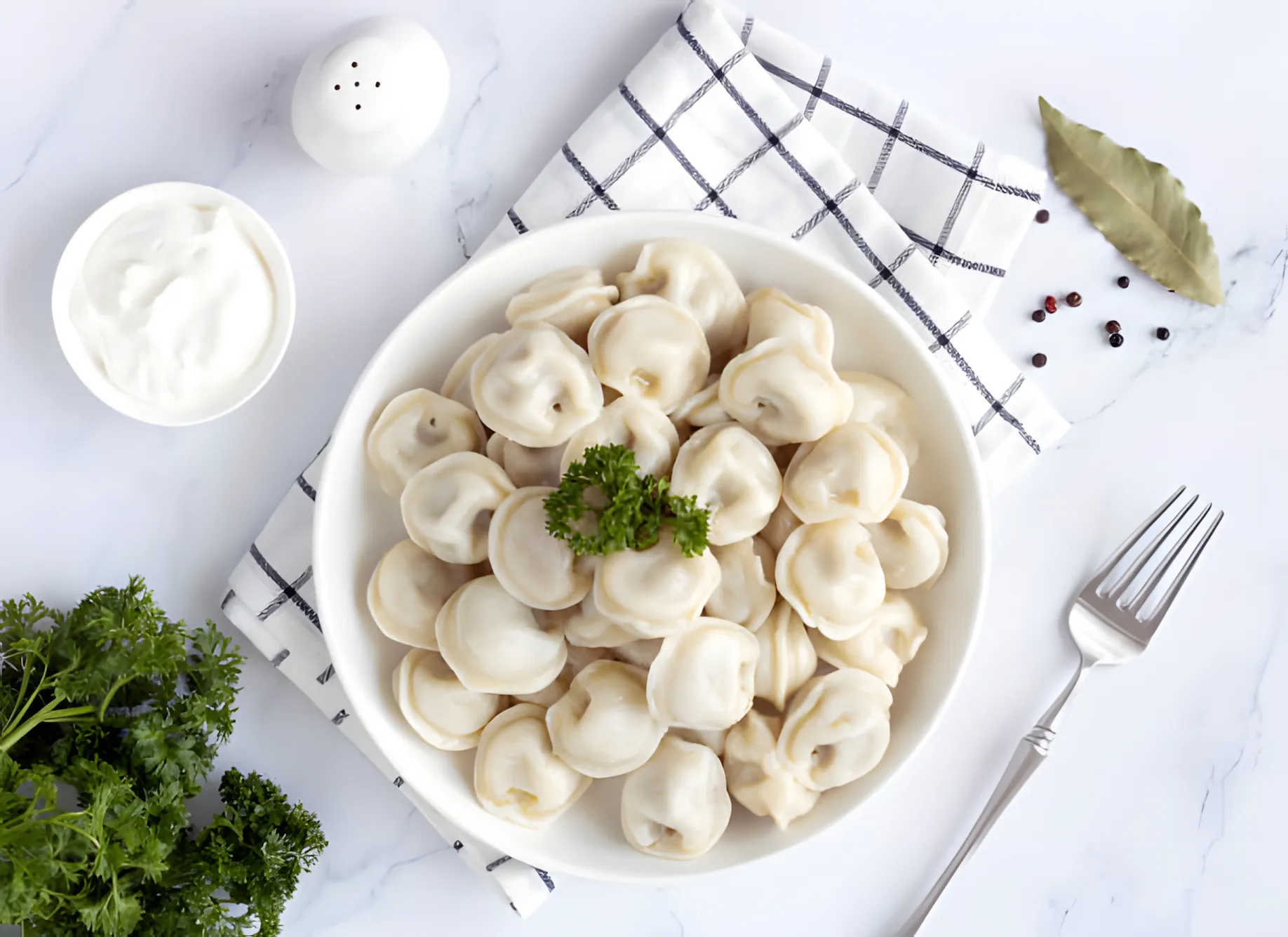 Perfekte dumplings: tynde, møre, smelter på tungen - og de går ikke i stykker. En nabo gav mig en opskrift på dumplingsdej, og mine gæster tager dem med "to go"