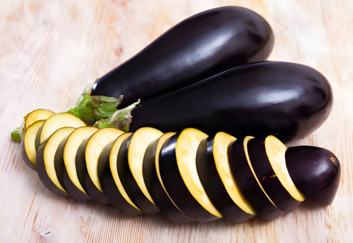 Prøv en ny sommeropskrift - aubergine julienne. Enkel tilberedning og god smag