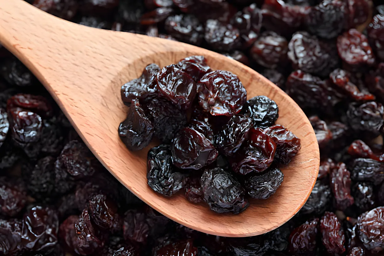 Raisin Lifehacks: hvordan man vasker, lægger i blød, tørrer og hvad man skal gøre for at forhindre sultanas i at brænde på under bagning