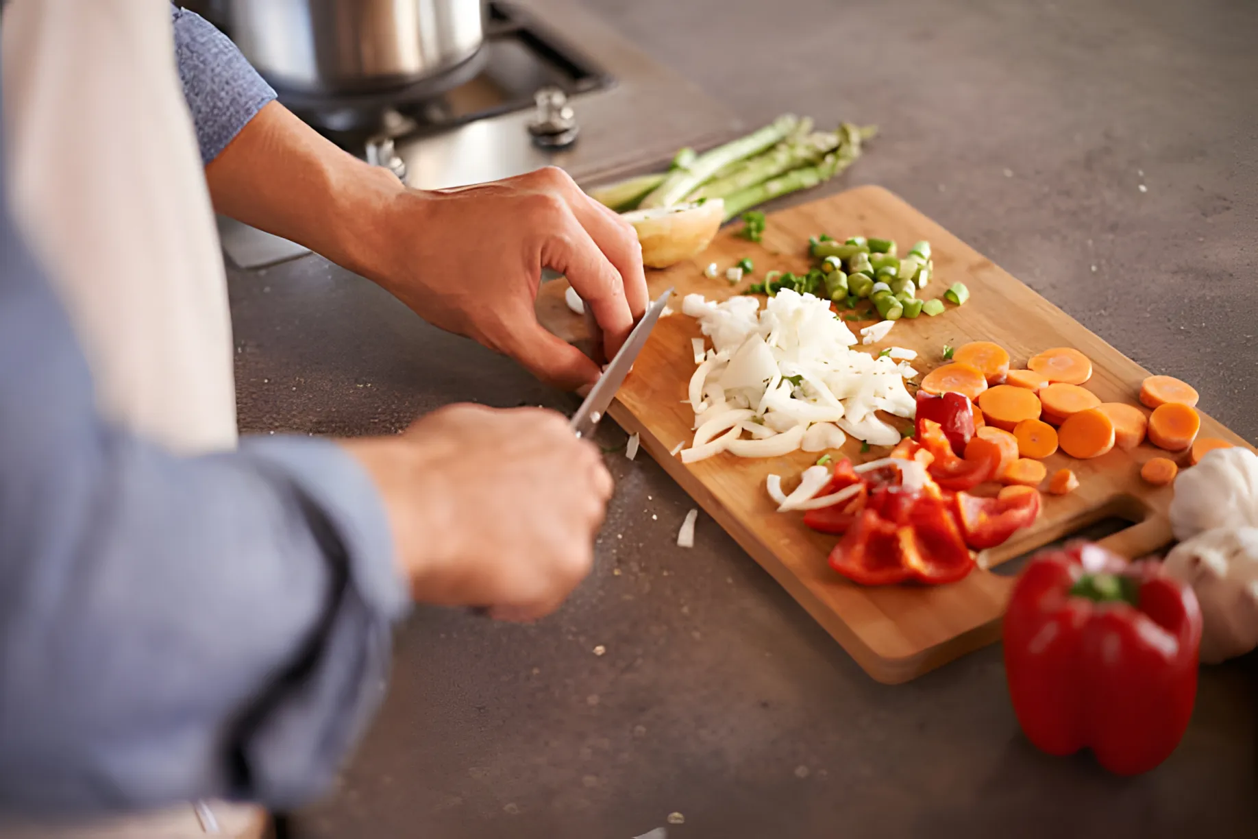 Sådan Laver Du Den Perfekte Stir-Fry Af Løg Og Gulerødder. Kokken På En Restaurant Har Afsløret Hemmeligheden