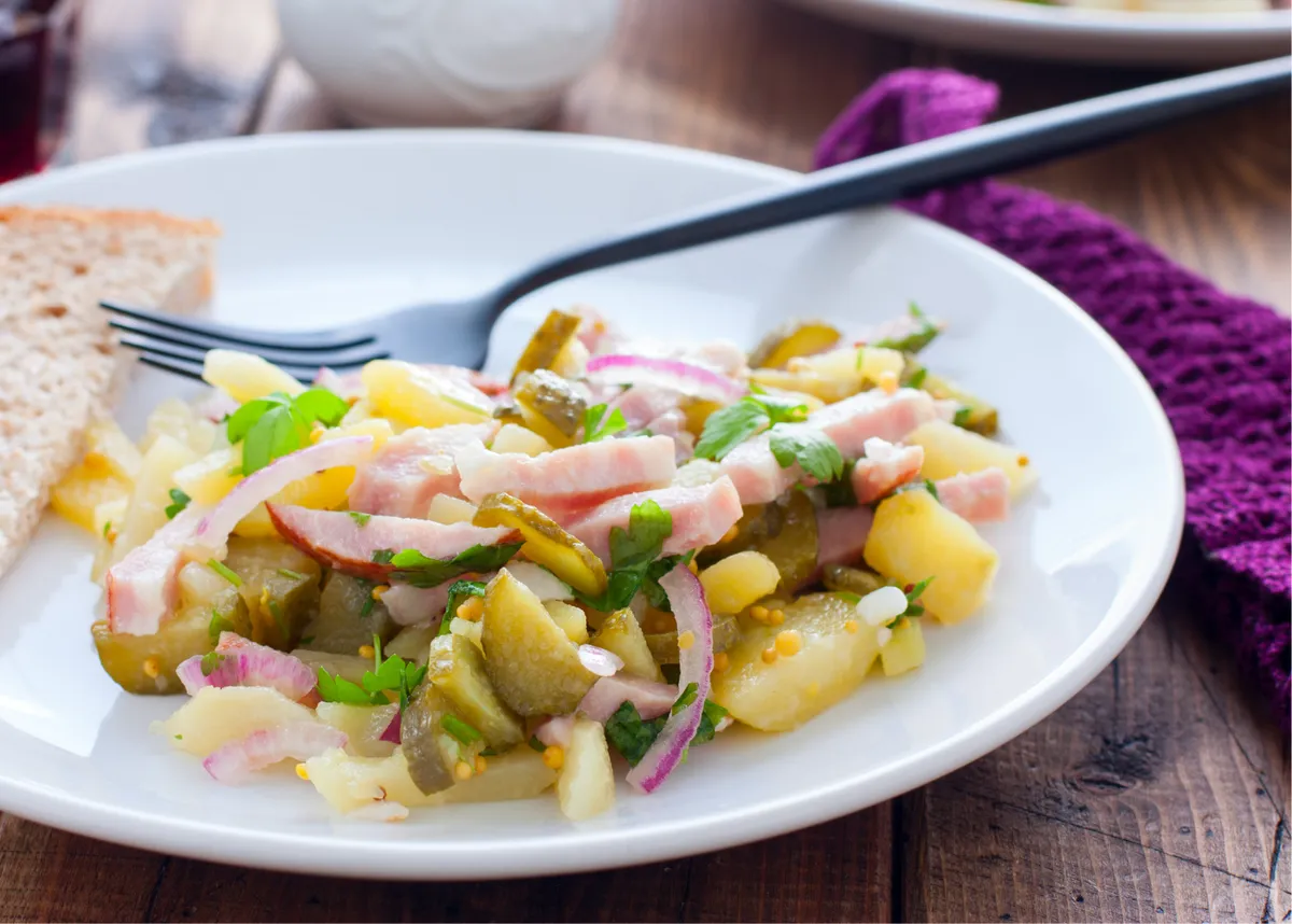 Sådan laver du en lækker salat med kartofler og pickles: en enkel opskrift