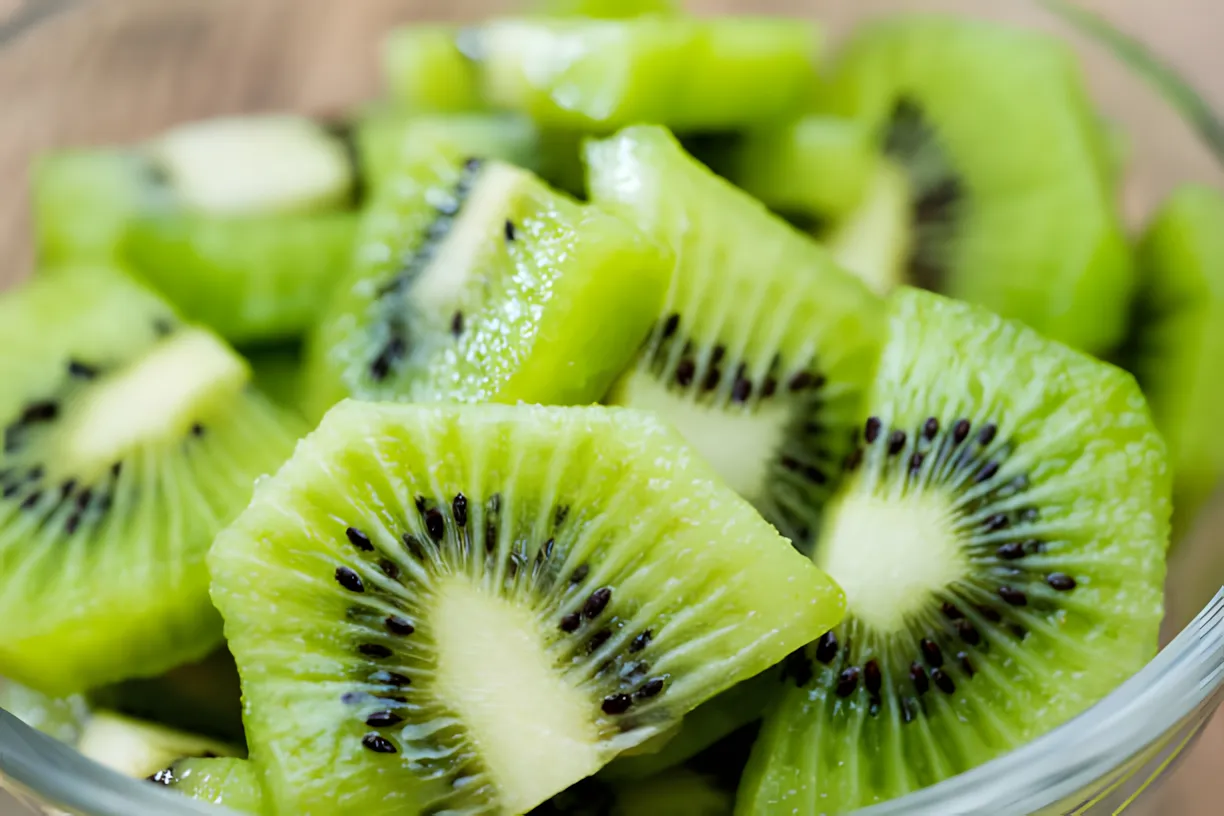 Sådan skærer du en kiwi i skiver til en spektakulær dessertpræsentation