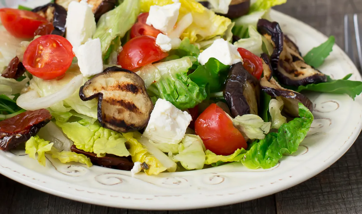 Sådan tilberedes en varm auberginesalat, der kan erstatte en sommermiddag