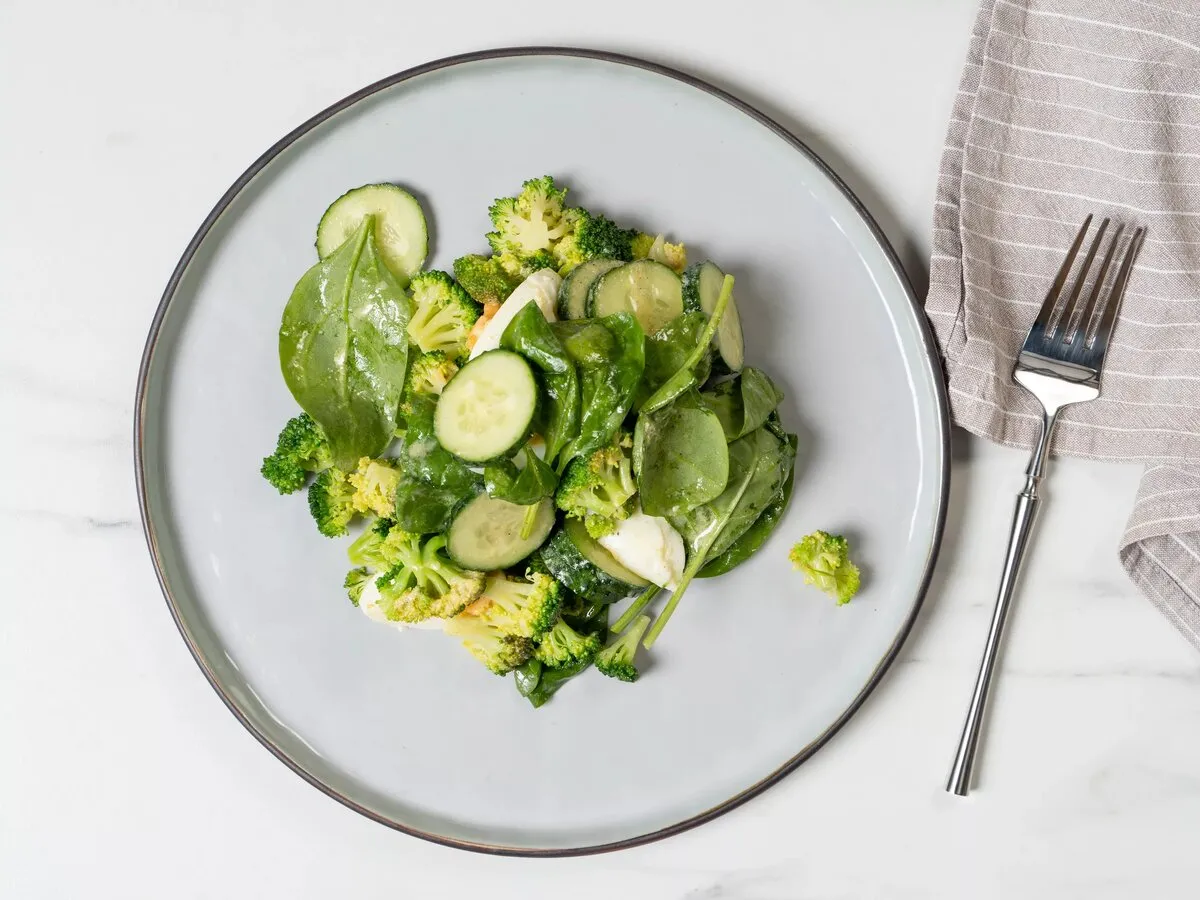 Salat med broccoli og æg