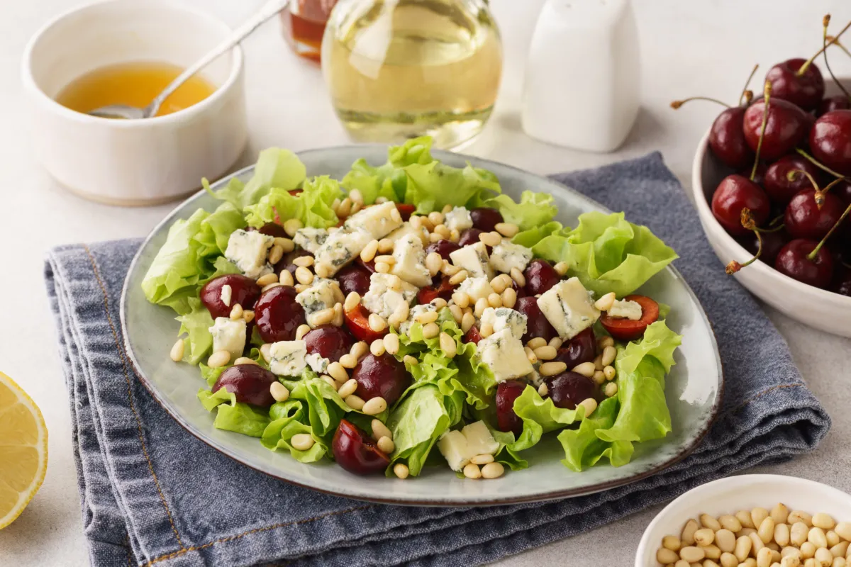 Salat med kirsebær og blåskimmelost