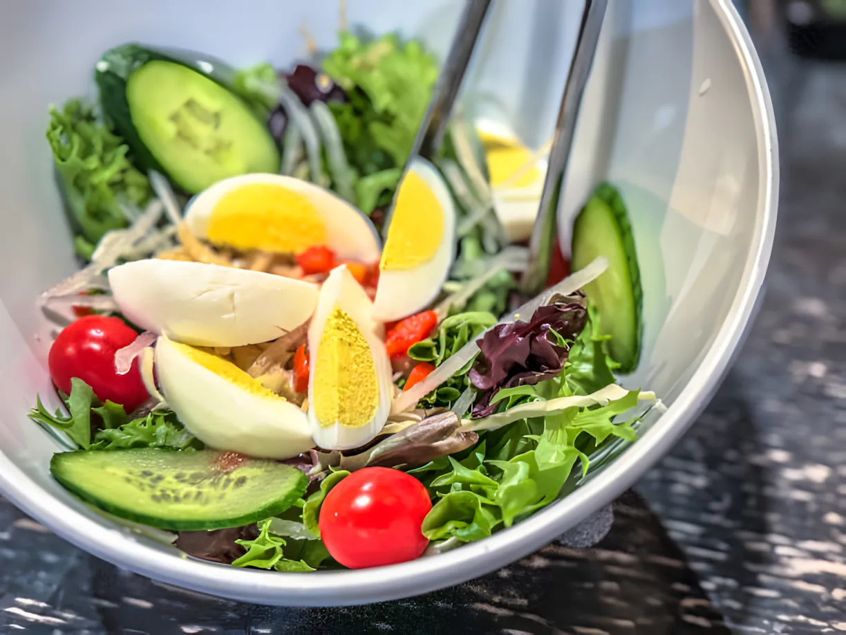 Salat med kogte æg og grøntsager