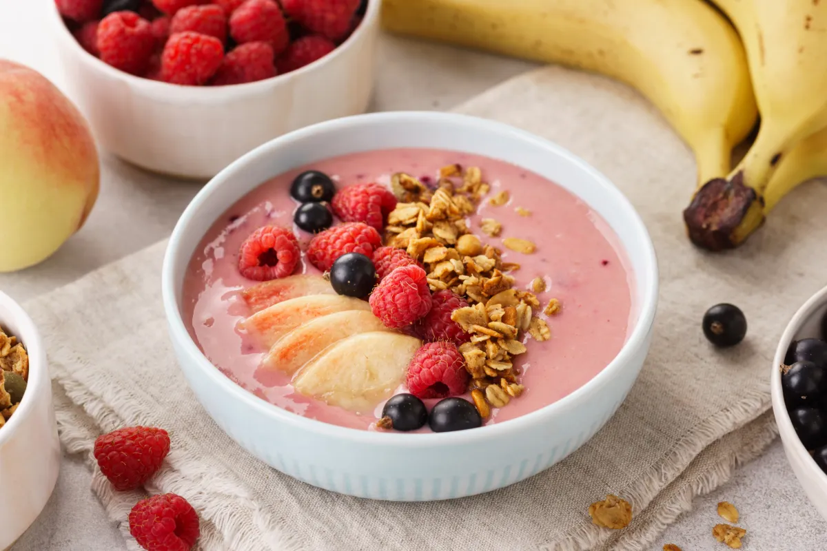 Smoothie Bowl med ferskner og bær