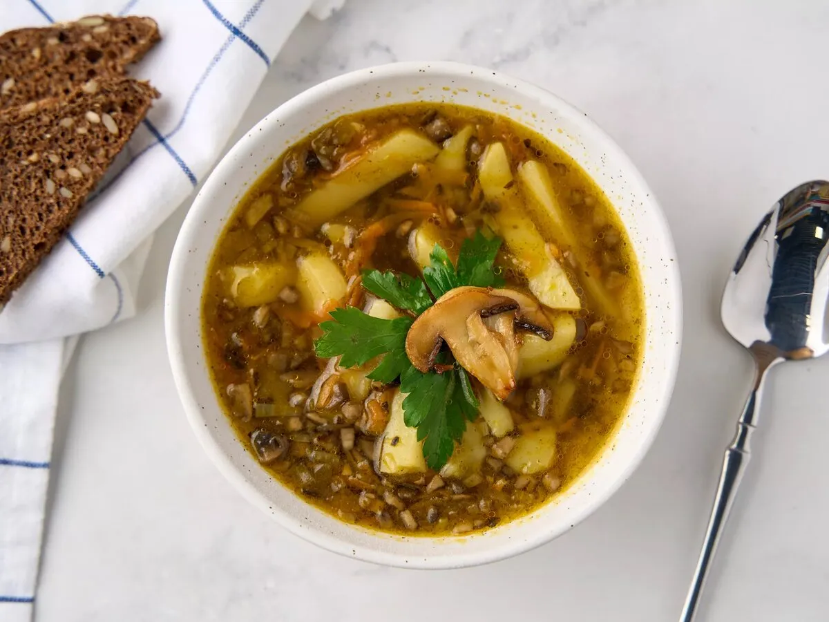 Svampesuppe med svampe og kartofler