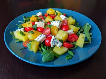 Aktuel vandmelon- og tomatsalat med ost. Hurtig opskrift: klar på 15 minutter