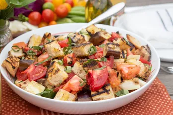 Aubergine Panzanella: opskrift på salat med croutoner