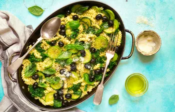 Det er tid til sommerpasta med zucchini og oliven: en ret, der er ideel til frokost under en parasol eller i haven