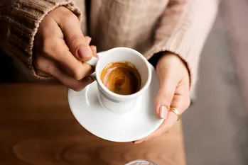 Du skal ikke have travlt med at smide kaffegrumset ud. 5 geniale kaffeklip til husholdningen, som kun få kender til