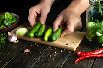 En af de bedste opskrifter på pickles, snackagurker til vinteren. Jeg kalder dem også fastfood-pickles. Krydrede syltede agurker.