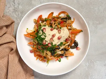 En mættende salat med gulerødder, quinoa og sprøde kikærter!