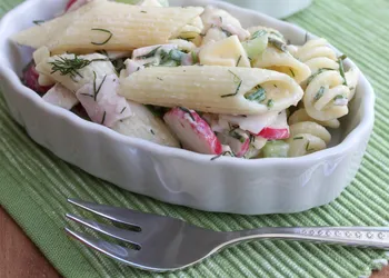 Forårssalat med kold pasta og tidlige grøntsager