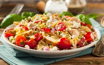 Forfriskende og let sommer-pasta med orzo