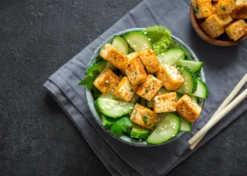 Forfriskende tofu-ostesalat - masser af smag, få kalorier