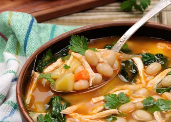 Frokost på 20 minutter: Italiensk suppe med grillet kylling og bønner