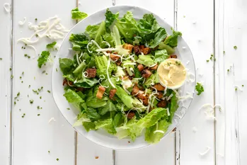 Grate råvarerne og tilføje en anden ingrediens. Hvordan laver man en lækker salat på 5 minutter?