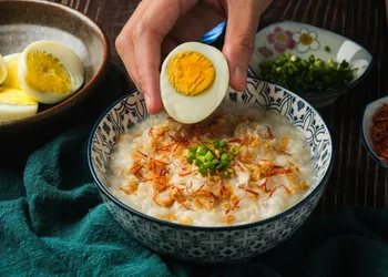 Hvis du føler dig trist og kold udenfor, så lav arroz caldo. En lækker hjertelig filippinsk suppe med kylling, ris og stegt hvidløg