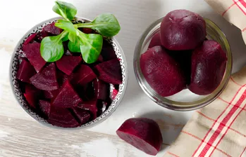 Hvordan holder man rødbeder farvestrålende, når de koger? Du skal tilføje en simpel ingrediens til gryden