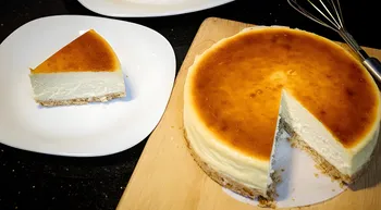 Hvordan New York cheesecake adskiller sig fra andre cheesecake-tærter, og hvordan man bedst tilbereder den