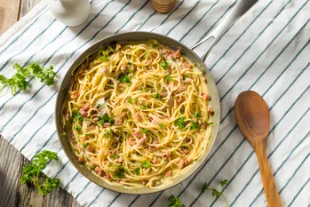 Jeg tager spaghetti, bacon og ost og laver en lækker middag (nem at lave og altid lækker)