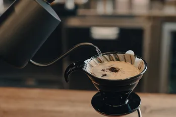 Kaffe uden kaffemaskine! Hvordan brygger man kaffe i en PORONKA, og hvad er PUROVER-metoden?