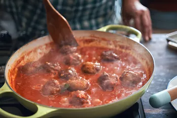 Kødboller i tomatsauce på 10 minutter med en lækker tyk sovs