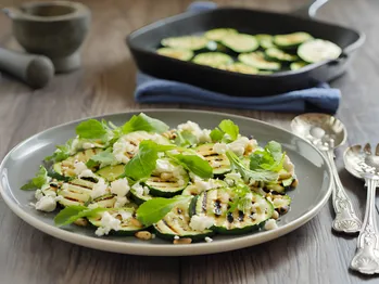 Krydret courgettesalat "som agurker" uden sterilisering - bedre end agurkesalat, ny metode, gennemprøvet opskrift. Til dem, der ikke har agurker nok