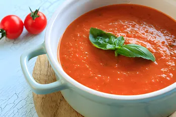 Lækker, lys, sommerlig italiensk tomatsuppe