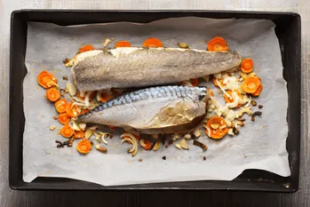 Makrel på en grøntsagspude i ovnen (sådan tilbereder jeg alle fisk)